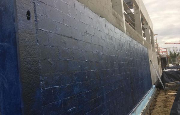 de puzzel   luchtdichte coating op betonstenen muren